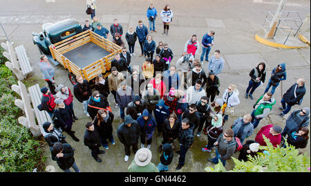 Une foule de touristes écouter un guide à la prison d'Alcatraz. San Francisco, Californie Banque D'Images