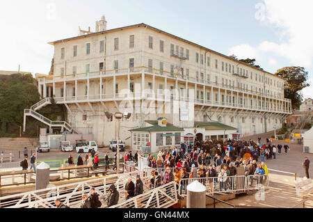 Les touristes au quai principal de l'île d'Alcatraz. San Francisco, CA Banque D'Images