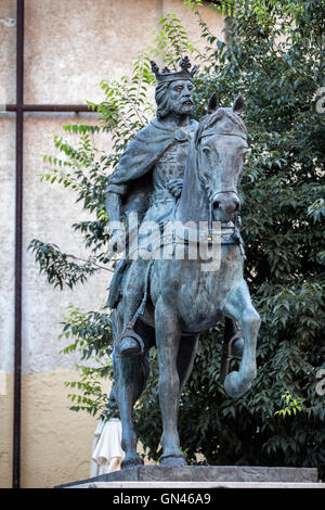 Sculpture du roi Alphonse VIII dans la vieille ville de la ville, le travail de l'artiste Javier Barrios de Cuenca, Cuenca, Espagne Banque D'Images