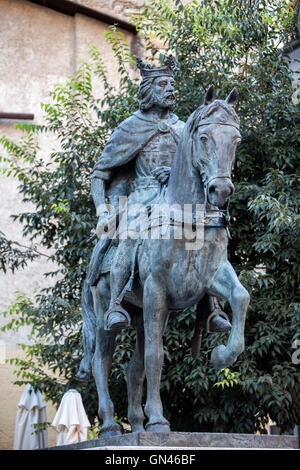 Sculpture du roi Alphonse VIII dans la vieille ville de la ville, le travail de l'artiste Javier Barrios de Cuenca, Cuenca, Espagne Banque D'Images