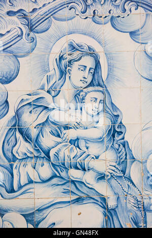 AVEIRO, PORTUGAL - 28 juillet 2016 : d'Azulejo Mère Marie et l'Enfant Jésus dans la Cathédrale d'Aveiro, Portugal, région Centre Banque D'Images