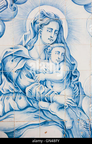 AVEIRO, PORTUGAL - 28 juillet 2016 : d'Azulejo Mère Marie et l'Enfant Jésus dans la Cathédrale d'Aveiro, Portugal, région Centre Banque D'Images