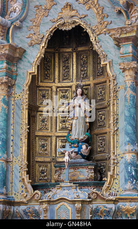 AVEIRO, PORTUGAL - 28 juillet 2016 : statue de Mère Marie, retable baroque de la cathédrale d'Aveiro, Portugal, région Centre. Banque D'Images