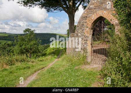 Devon rural paysage de champs le lépreux avec porte du château au premier plan, vue de la colline du Château, Great Torrington, Devon Banque D'Images