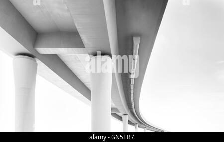 Viaduc de béton, vue de dessous. Banque D'Images