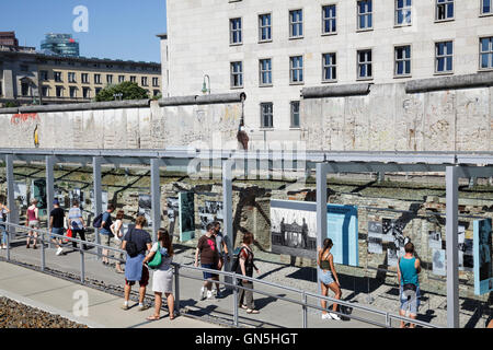 Les gens affichage de l'exposition en plein air à la topographie de la terreur, Berlin, Allemagne Banque D'Images
