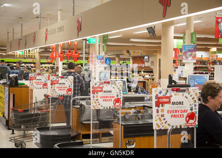 Le supermarché Coles contrôle les comptoirs de caisses dans un magasin du nord de Sydney, en Australie Banque D'Images