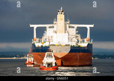 Les remorqueurs remorquage d'un grand pétrolier navire au port. Banque D'Images