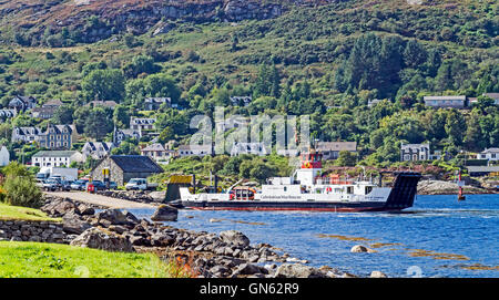 Caledonian MacBrayne traversier de passagers et de voitures à l'île de (Cumbrae) arrivant à l'embarcadère à Tarbert Argyle et Bute Ecosse Banque D'Images