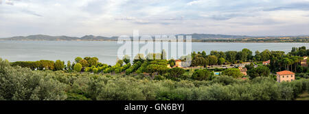 Lago Trasimeno (Ombrie) Panorama de Castiglione del Lago Banque D'Images