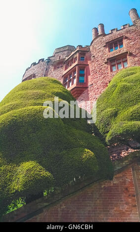 Vue d'un château et jardins gallois Banque D'Images