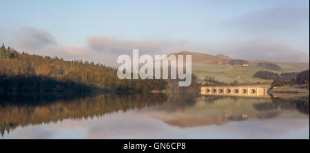 Ashopton Viaduc, arbres et collines reflète dans Ladybower Reservoir, Derbyshire, Angleterre, RU Banque D'Images