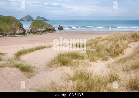 La plage de Baie de Holywell, sur la côte de Cornouailles, Angleterre. Vue donnant sur la mer et les rochers connu sous le nom de roches de goélands. Banque D'Images