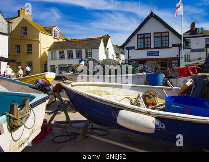 Bateaux dans le port de Port Isaac, Cornwall, UK Banque D'Images