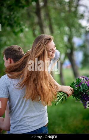 Jeune couple dans l'amour de marcher sur le parc d'été Banque D'Images