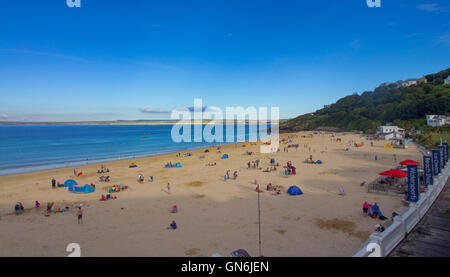 Carbis Bay Beach est représenté sur une journée ensoleillée à Cornwall, UK Banque D'Images