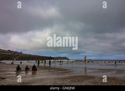 La réalité d'apprendre à surfer à Cornwall. Une section de plage de Polzeath surpeuplées sur un froid matin d'été. Banque D'Images