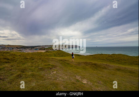 Plage de Polzeath, Cornwall est représenté sur un ciel nuageux, froid après-midi d'été. Image prise par le sentier du littoral au-dessus de la plage. Banque D'Images