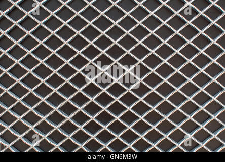 Photographie de rhombus metal grille sur la surface noire Banque D'Images