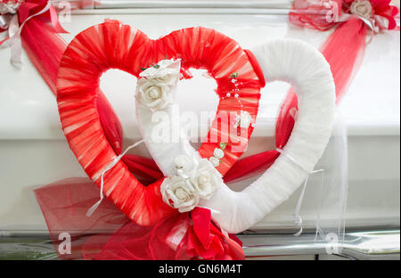 Tout en forme de coeur décoration Voiture de mariage mariés Banque D'Images