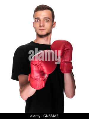 Jeune homme drôle lâche en rouge des gants de boxe. Banque D'Images