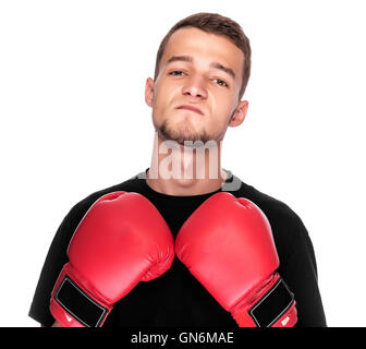 Jeune homme en rouge des gants de boxe. Sur un fond blanc. Banque D'Images