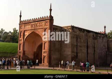 Touristes près d'une porte dans le domaine du monument Mughal du XVIe siècle connu sous le nom de fort rouge d'Agra dans l'Uttar Pradesh, Inde.Le fort d'Agra est construit de Banque D'Images