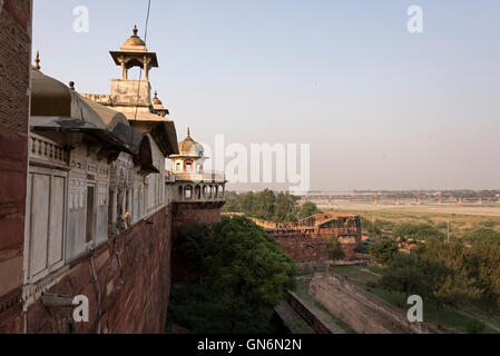 Le monument Mughal du XVIe siècle est connu sous le nom de fort Rouge d'Agra.Le fort d'Agra est construit en grès rouge et est un site classé au patrimoine mondial de l'UNESCO Banque D'Images