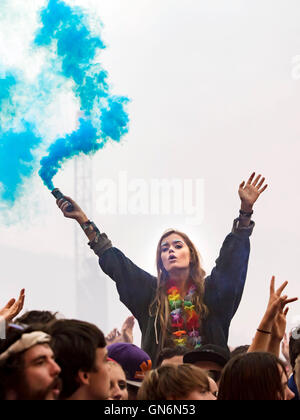Fumigènes colorés sont mis en valeur par les festivaliers lors d'une performance par Die Nerven durant la Leeds Festival à Bramham Park, West Yorkshire. Banque D'Images