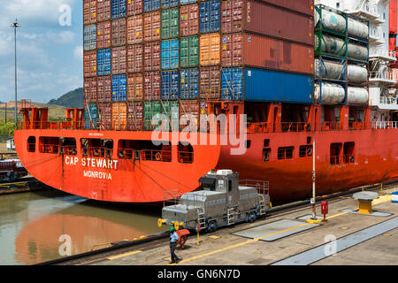 Canal de Panama, Panama - Mars 17, 2014 : Détail d'un cargo dans l'Ecluse de Miraflores dans le canal de Panama, Panama. Banque D'Images