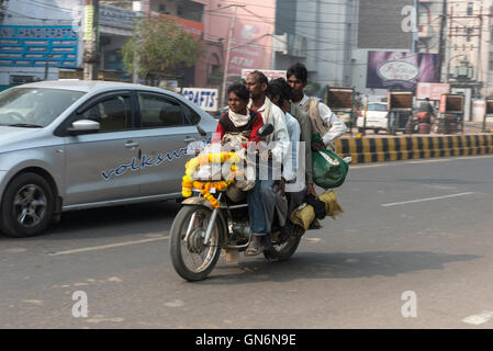 Quatre hommes et un jeune garçon équitation une moto construite pour deux sur la route principale à Agra, Uttar Pradesh, Inde Banque D'Images