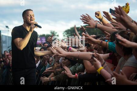 Charles Aznavour chanteur laisse Dan Reynolds effectue au cours de la Leeds Festival à Bramham Park, West Yorkshire. Banque D'Images