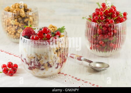 Parfait granola avec petits fruits et crème. Dessert sain Banque D'Images