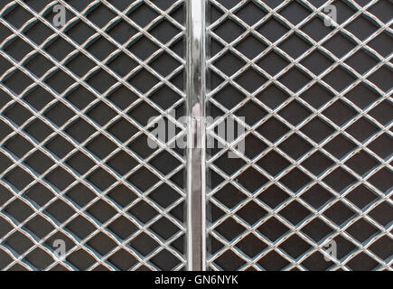 Photographie de rhombus metal grille sur la surface noire Banque D'Images