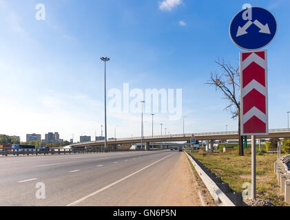 Road sign 'Obstacle' détour sur l'autoroute Banque D'Images