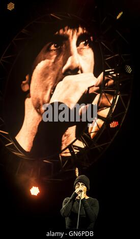 Red Hot Chili Peppers chanteur Anthony Kiedis effectue au cours de la Leeds Festival à Bramham Park, West Yorkshire. Banque D'Images