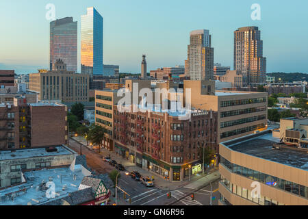 Une soirée voir peu avant le coucher du soleil de l'horizon avec des tours d'habitation modernes dans la région de White Plains, New York. Banque D'Images