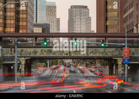 Des sentiers de lumière crée du trafic sous le panneau de bienvenue sur le viaduc de la Tunisie) entrant dans le centre-ville de White Plains, New York. Banque D'Images