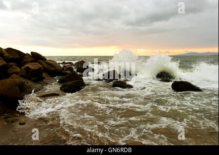 Vagues est un océan vagues se précipitant pour frapper les rochers et mer terre jaillissant dans l'air sous forme d'embruns. Banque D'Images
