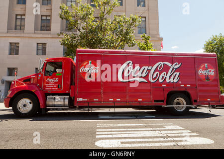 Camion de livraison de Coca-Cola en face du bâtiment de bureaux - USA Banque D'Images