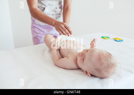 Femme faisant des exercices et des massages le bébé Banque D'Images