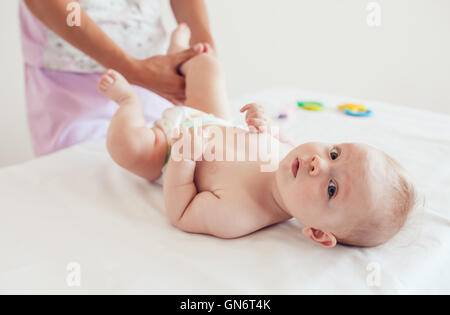 Femme faisant des exercices et des massages le bébé Banque D'Images