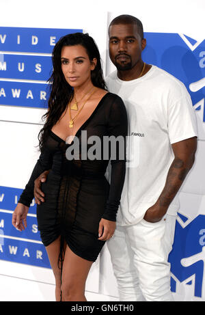 Kim Kardashian et Kanye West qui arrivent au MTV Video Music Awards 2016, Madison Square Garden, New York. Banque D'Images