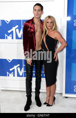 G-Eazy et Britney Spears arrivant à la MTV Video Music Awards 2016, Madison Square Garden, New York. Banque D'Images