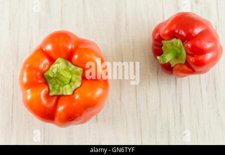 Poivron rouge cru légumes sur la table Banque D'Images