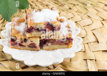 Sweet prune un camembert sur une plaque Banque D'Images