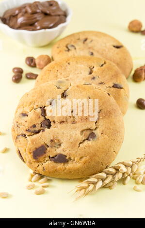 Cookies aux pépites de chocolat sur fond blanc Banque D'Images
