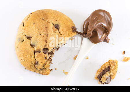 Biscuit aux brisures de chocolat sur fond blanc Banque D'Images