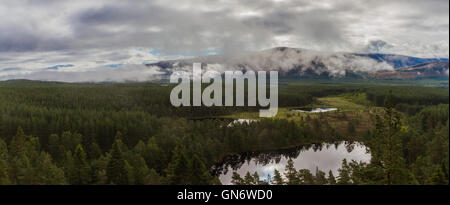 Uath Lochan et Glen Feshie, l'Écosse, dans le brouillard Banque D'Images