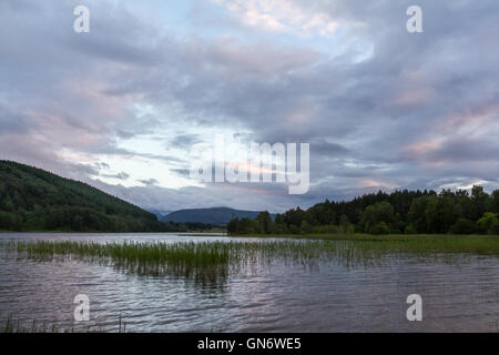 Pityoulish Ecosse Loch, au coucher du soleil Banque D'Images